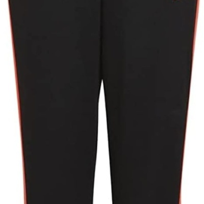 Calças desportivas pretas com riscas vermelhas e logótipo Adidas vermelho