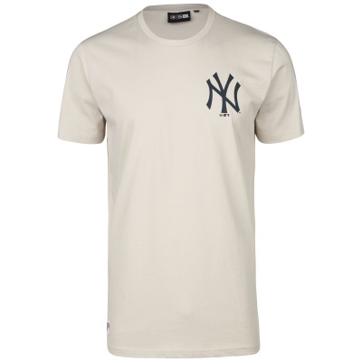 T-shirt bege clara New York Yankees com logotipo azul escuro no peito e gola redonda