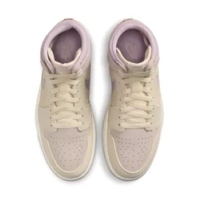 Ténis altos bege e lilás vistos de cima sobre fundo branco