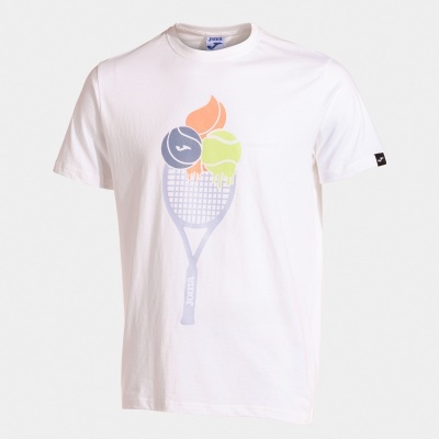 Camiseta branca com estampa de raquete de ténis e bolas coloridas