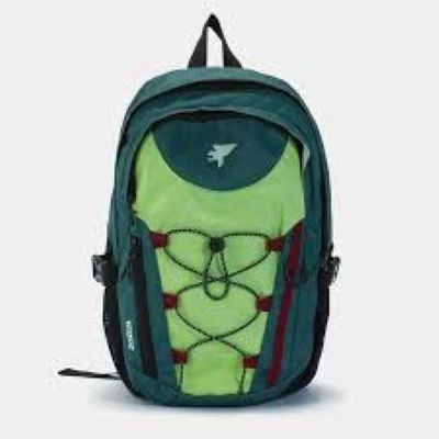 mochila desportiva verde claro e escuro com cordas elásticas na frente
