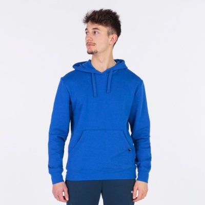 Sweatshirt azul com capuz e bolso frontal usada por homem jovem em fundo branco