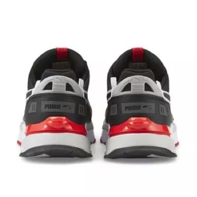 Sapatilhas desportivas Puma pretas, brancas e vermelhas vistas por trás