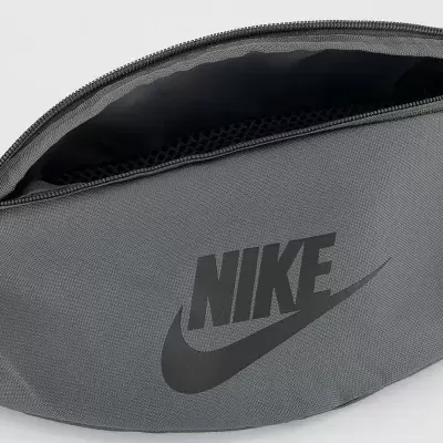 Mala de cintura cinzenta com logótipo preto da NIKE