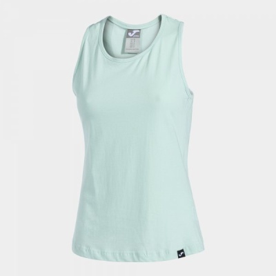 Regata feminina azul claro com decote redondo e etiquetas visíveis
