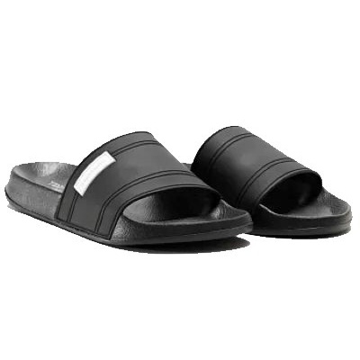 Chinelos de borracha pretos com tira larga e etiqueta branca