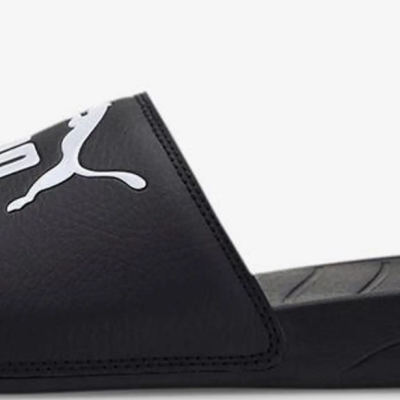 Chinelo preto Puma com logo branco isolado
