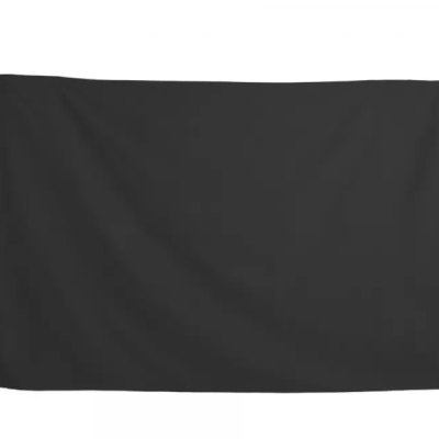 Toalha preta retangular lisa estendida sobre fundo branco
