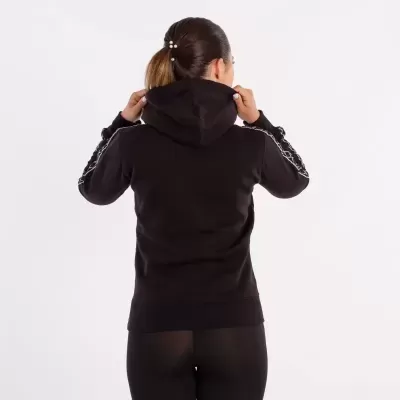 Mulher de costas com hoodie preto e leggings pretas