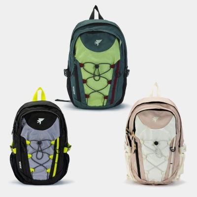 Três mochilas desportivas em diferentes cores com cordão elástico frontal