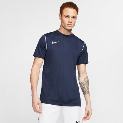 Homem veste t-shirt desportiva azul escura com logótipo Nike branco e calções brancos