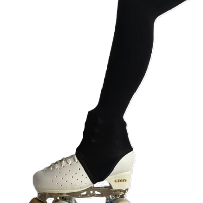 Patim de rodas clássico branco com sola dourada e rodas amarelas, com perna vestida com meia preta