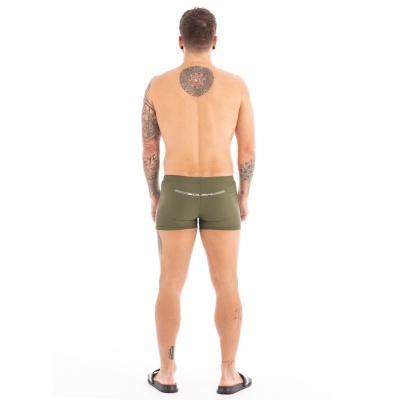 Homem de costas com calções verdes e tatuagens visíveis