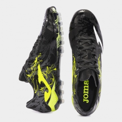 Chuteiras de futebol pretas com detalhes amarelos neon e sola transparente.