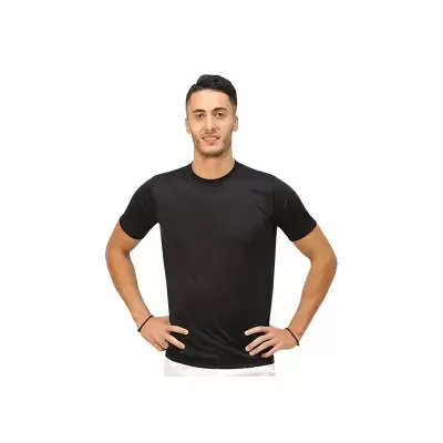 Homem a usar t-shirt preta de manga curta com fundo branco