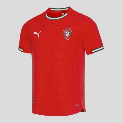 Camisola desportiva vermelha da seleção de Portugal com logos Puma e Federação Portuguesa de Futebol
