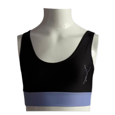 Top desportivo preto com faixa azul clara e cristais em forma de Y no manequim branco