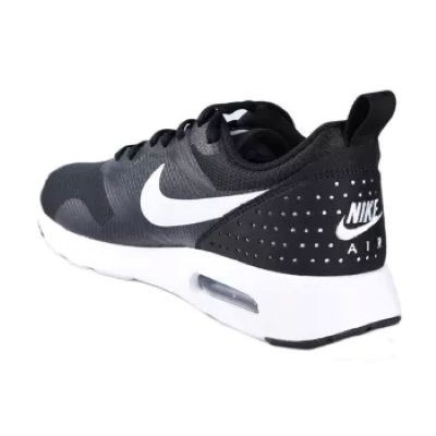 Tênis desportivo Nike Air preto e branco com sola branca e logótipos visíveis