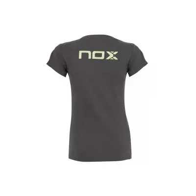 T-shirt cinzenta com texto NOX na parte de trás