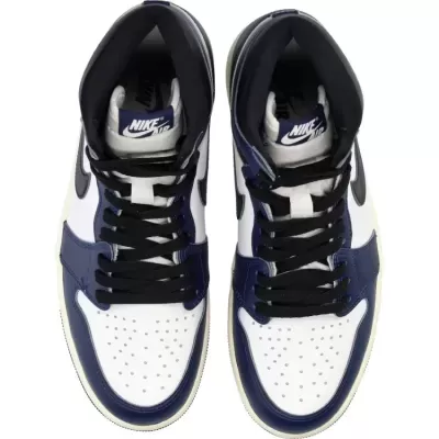 Sapatilhas Nike Air Jordan brancas com detalhes azuis e pretas vistas de cima