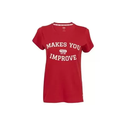 T-shirt vermelha com texto branco 'MAKES YOU IMPROVE' da marca NOX