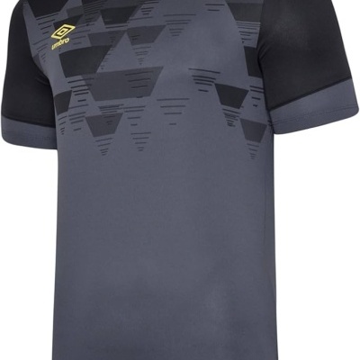 Camiseta desportiva cinza escuro com padrão geométrico preto e logótipo Umbro amarelo