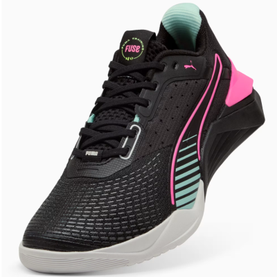 Ténis desportivo preto com detalhes rosa e azul, logo PUMA e texto FUSE