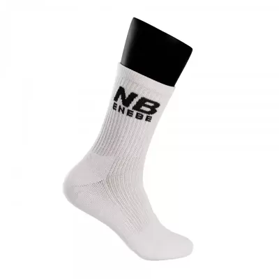 Meia branca com logo NB ENEBE em preto até meio da perna