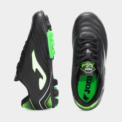 Chuteiras de futebol pretas com detalhes verdes e brancos