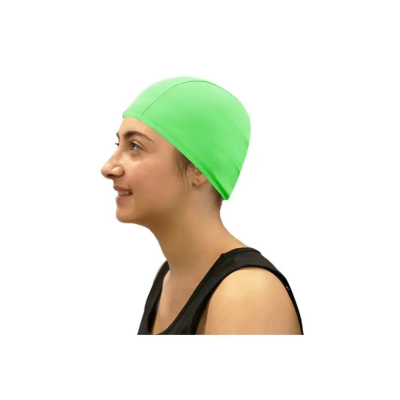 Touca de natação verde fluorescente em tecido liso numa mulher de perfil com camiseta preta