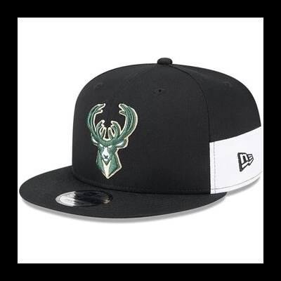 Boné preto e branco com bordado de veado e logo New Era