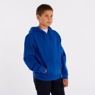Criança com hoodie azul e capuz frente a fundo branco