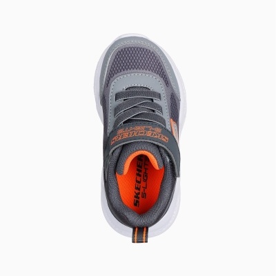 Ténis desportivo cinza escuro com detalhes laranja e sola branca, visto de cima