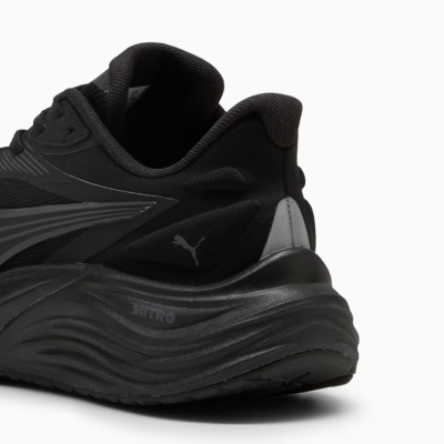 Ténis desportivo preto Puma com sola preta com textura ondulada e detalhes cinza