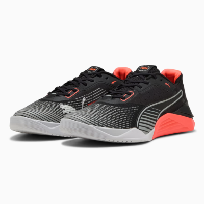 Sapatilhas desportivas pretas, cinza e cor-de-rosa com sola branca em fundo branco