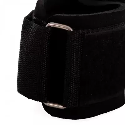 Cinta preta ajustável com fecho de velcro e fivela metálica.