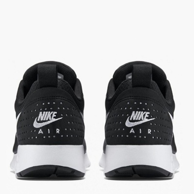 sapatilhas Nike Air pretas e brancas vistas de trás