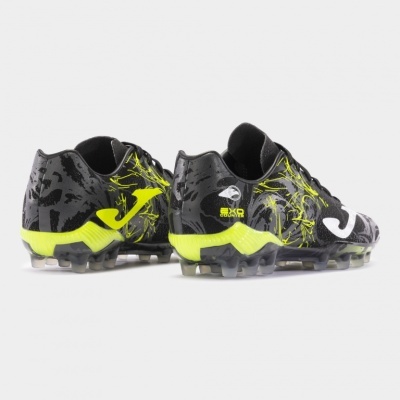 Par de chuteiras pretas e amarelas em fundo cinza