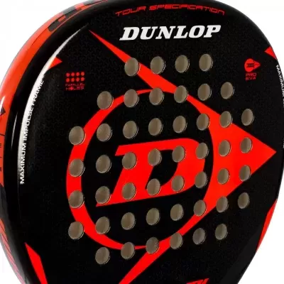 Raquete de padel preta e vermelha com pontos perfurados e texto DUNLOP