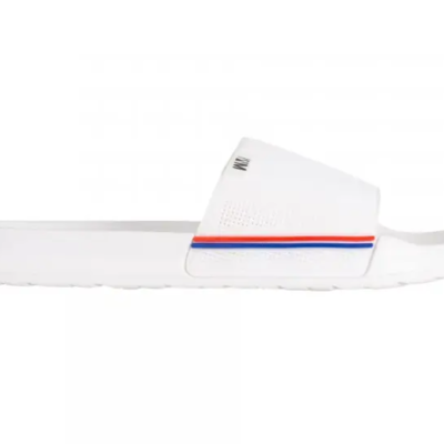 Chinelo branco tipo slide com faixa azul e vermelha e logo PUMA