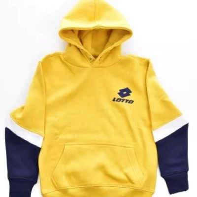 Camisola de capuz amarela com logótipo azul e mangas com riscas brancas e azuis