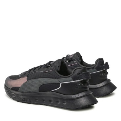 Sapatilhas desportivas pretas e cinza sobre fundo branco