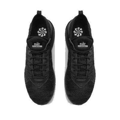 Ténis Nike pretos vistos de cima em fundo branco