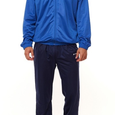 Conjunto de fato de treino azul e azul escuro com logótipo LOTTO em modelo masculino