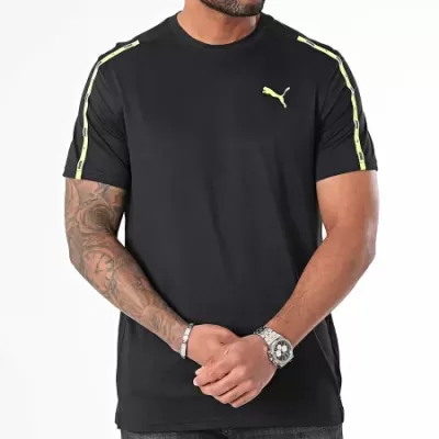 T-shirt preta Puma com logótipos amarelos nos ombros e peito