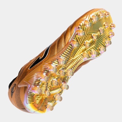 Chuteira dourada vista pela sola com pitões transparentes e detalhes pretos