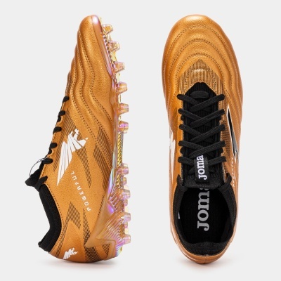 Chuteiras douradas com solado translúcido rosado e detalhes em preto e branco