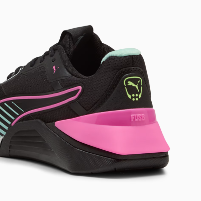 Ténis desportivos Puma preto com detalhes rosa e verde-água, visão traseira