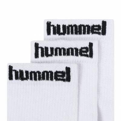 Três pares de meias brancas com logo preto hummel