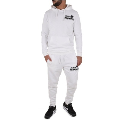 Modelo masculino vestindo conjunto branco de hoodie e calças jogger com texto preto 'BLACK PHENOMENA' e logotipo de pombo.